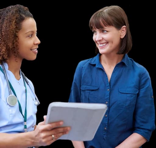 Una doctora muestra una tableta a una paciente sonriente